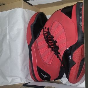 Jordan Max Aura 6.5 youth red and black